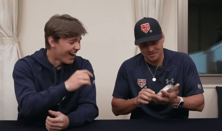 日本のお菓子「試食チャレンジ」。なぜかこんにゃくが…（YouTubeより抜粋）