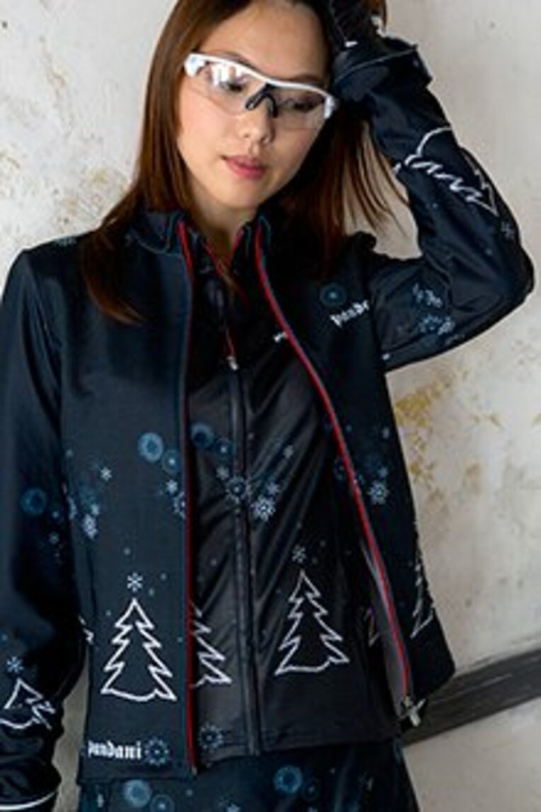 パンダーニでは女性用ジャージにも力を入れている。チェーンで樅の木を、ギアで雪をデザインした春秋用薄長袖（ネイビー1万8296円/税抜）の上に、ウインタージャージ（ネイビー2万2963円/税抜）を重ねている。 