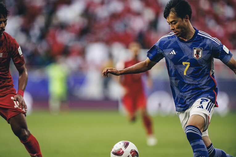 投入直後から得意のドリブルで突破をはかる三笘薫　©Kiichi Matsumoto