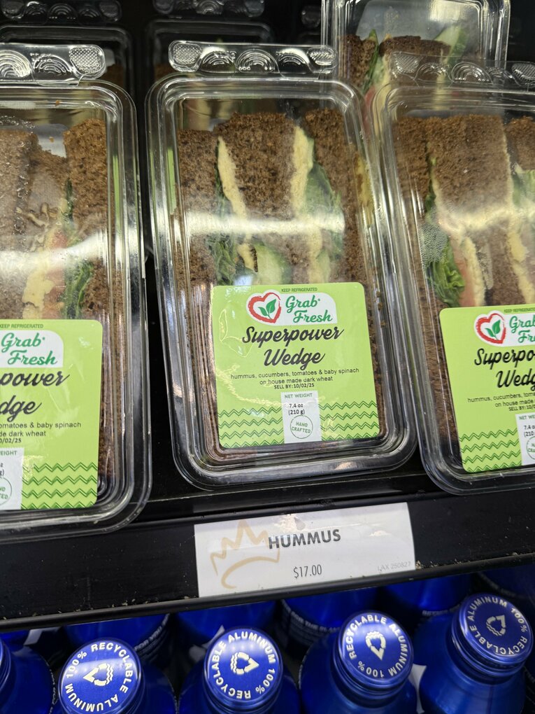 衝撃……日本円にして2500円超のサンドイッチ　©Naoyuki Yanagihara