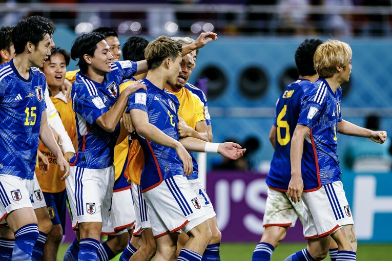 堂安の同点ゴール後の日本代表メンバーたち　©Kiichi Matsumoto/JMPA
