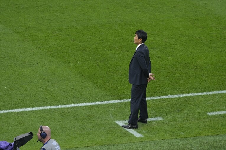 戦況を見つめる森保一監督。前半はあえて大きな修正を施さなかった　©Koki Nagahama/JMPA