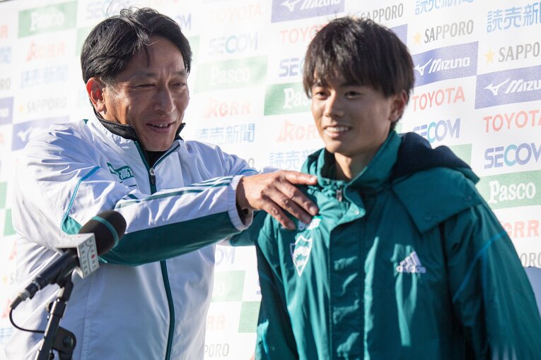 青学大の原晋監督と、今年の箱根駅伝で5区を走った若林宏樹（1年）　©Nanae Suzuki