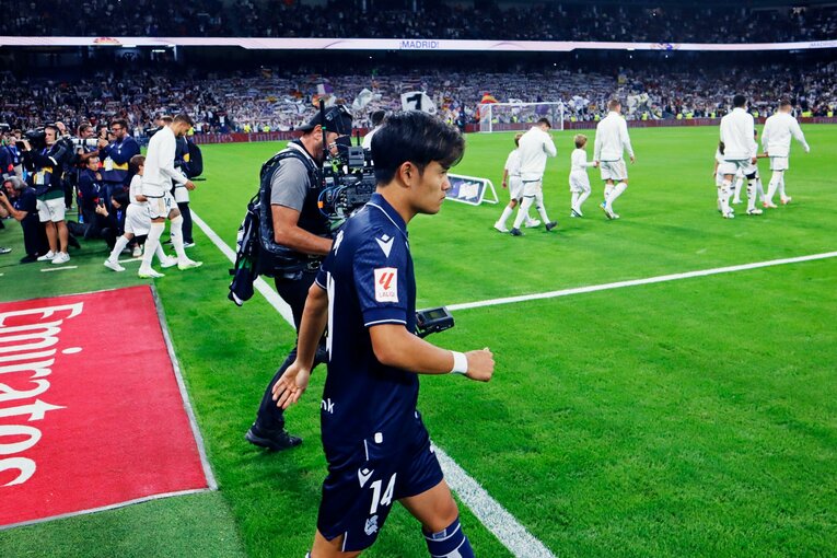 久保建英「幻のマドリー戦ゴラッソ」に余裕の笑み→クロース置き去り、先制点演出…“魔法使いタケ”のステップアップをカメラマンは見た(4)