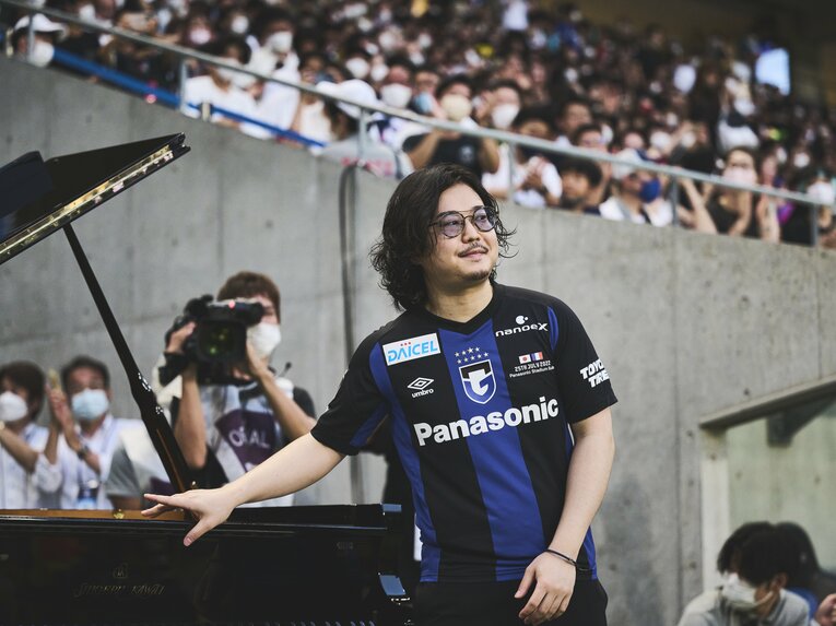 反田さんのピッチ上での生演奏　©Yuki Suenaga