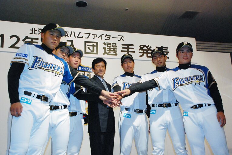 新入団選手記者会見にて。左から3人目が宇佐美さん　©JIJI PRESS