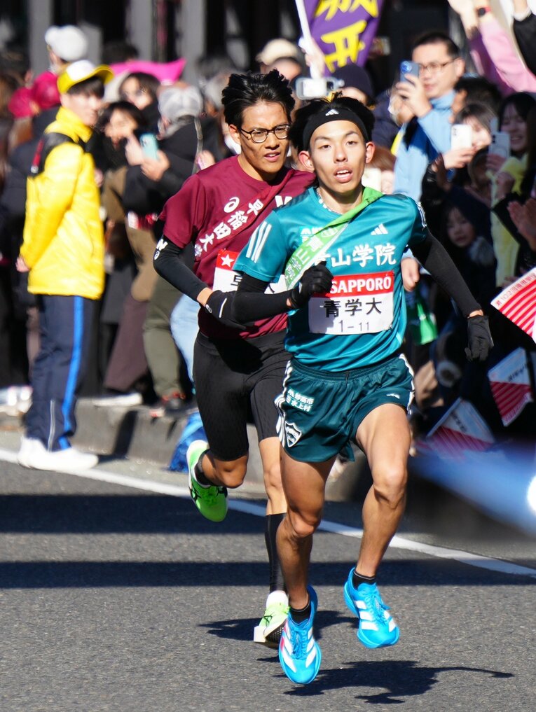 5区、早稲田大・工藤慎作（3年）を抜き去り、トップに躍り出る青学大・黒田朝日（4年）。小田原中継所時点で2人の差は2分10秒以上開いていた　©Sankei Shimbun