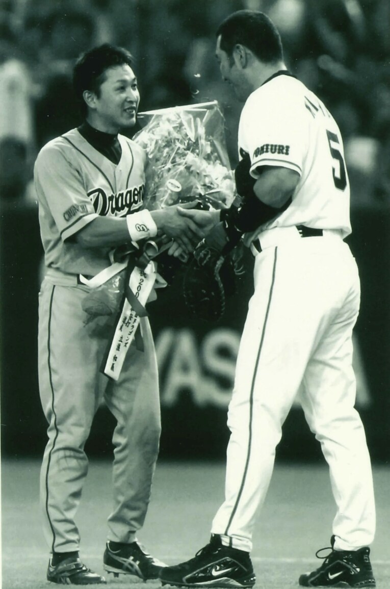 2003年、2000本を安打を達成した立浪は、PL学園の先輩・清原から花束を贈られた ©BUNGEISHUNJU