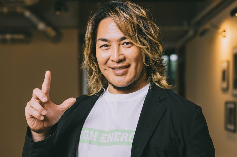 棚橋のキャッチフレーズの一つ「疲れない」が、まさか社長業では「ブラック企業」に見えるとは想定外であったという ／ photograph by Kiichi Matsumoto