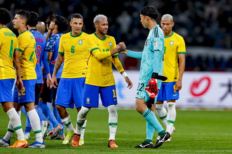 再三好セーブを見せた権田修一を称えるネイマール　©Kiichi Matsumoto/JMPA