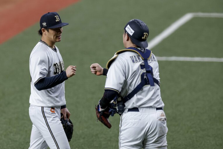 女房役・若月とグータッチする由伸　©Kiichi Matsumoto