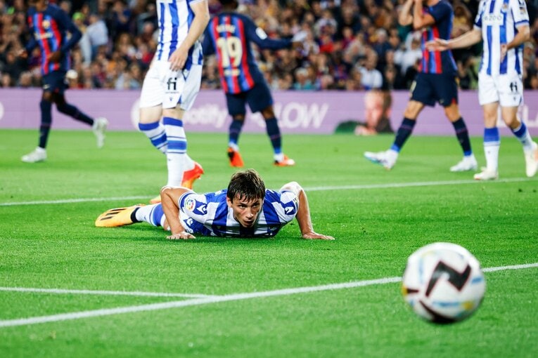 今季9点目！ 久保建英が凄まじい「バルサ撃破ドリブル、ブスケッツ退団・優勝セレモニーが同時に」カメラマンが見た“美しいカンプノウの夜”(20)