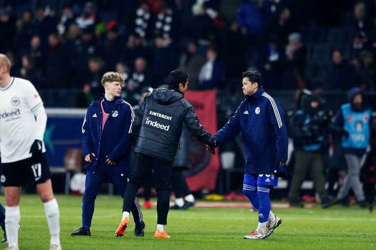 「1年前はJ2→ドイツ5部」上月壮一郎22歳の堂々1部デビュー…長谷部誠と握手、鎌田大地vs吉田麻也のW杯組対決も〈現地撮影〉(49)