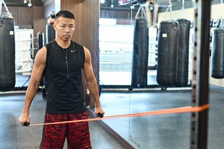 二の腕や太腿がピシッと引き締まる！元世界王者の超簡単「おうちトレ」。(3)