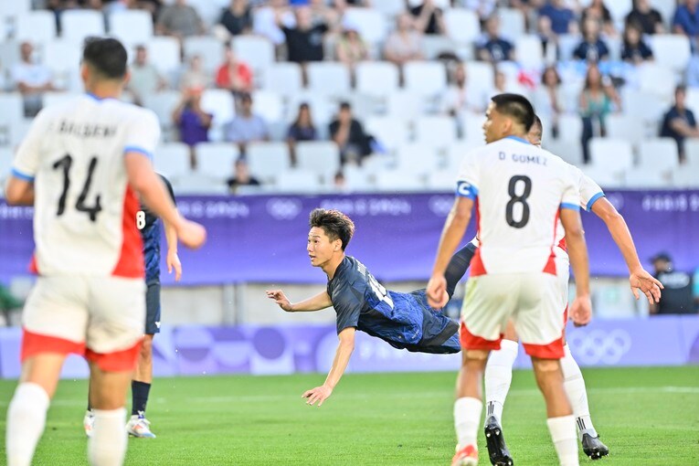 パラグアイ戦でヘディングシュートを決める三戸舜介　©Takuya Nakachi/JMPA