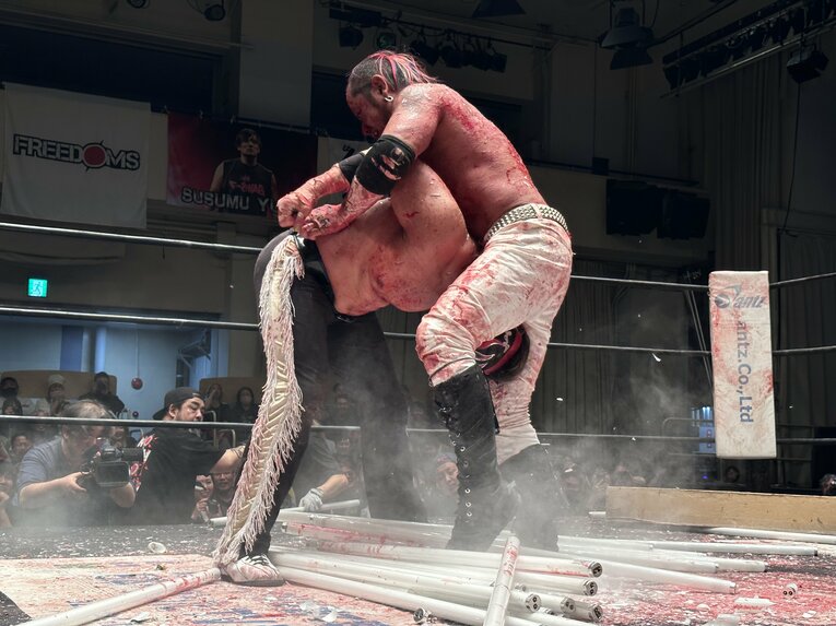 スワイプすると「エル・デスペラードvs葛西純」など激闘写真をご覧になれます　©Norihiro Hashimoto