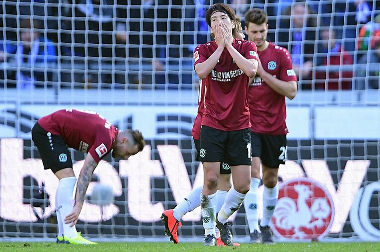 シャルケ戦ではサイドバックでもプレーした原口。指揮官から絶大な信頼を寄せられるも、厳しい残留争いの渦中にいる。 ／ photograph by Uniphoto Press