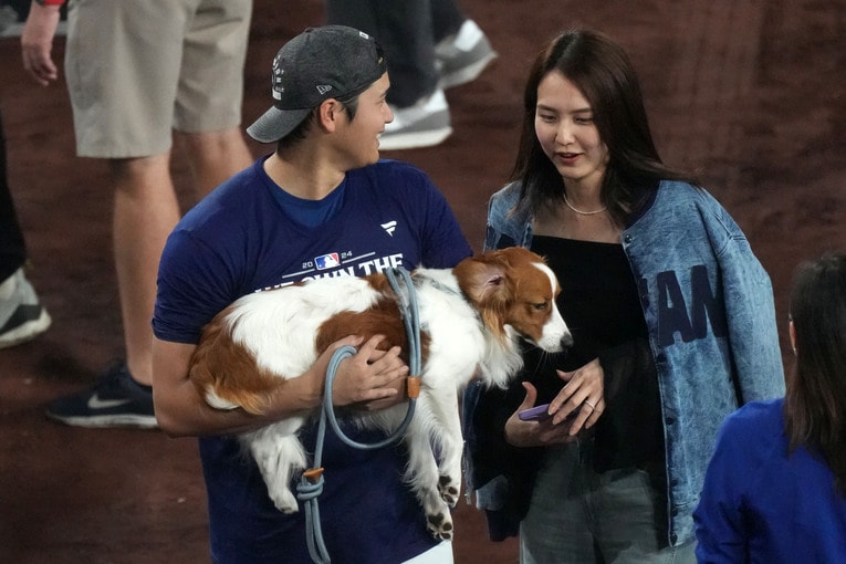 愛犬デコピンを抱く大谷翔平と真美子夫人　©JIJI PRESS