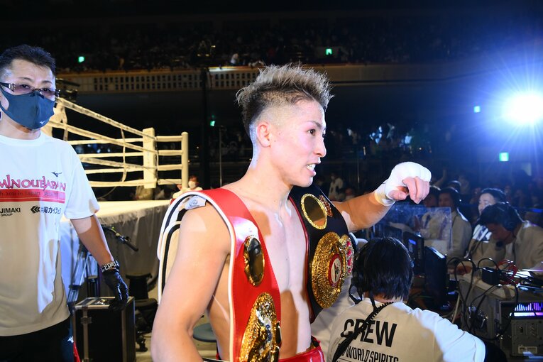 WBAとIBFのベルトを手にリングを降りた井上　©PXB PARTNERS