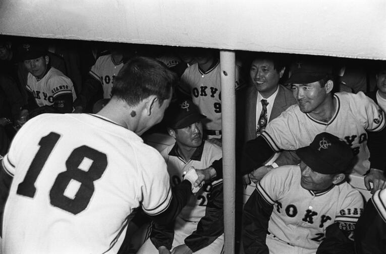1972年、日本シリーズMVPに選ばれ、長嶋茂雄から祝福される堀内恒夫 ©JIJI PRESS