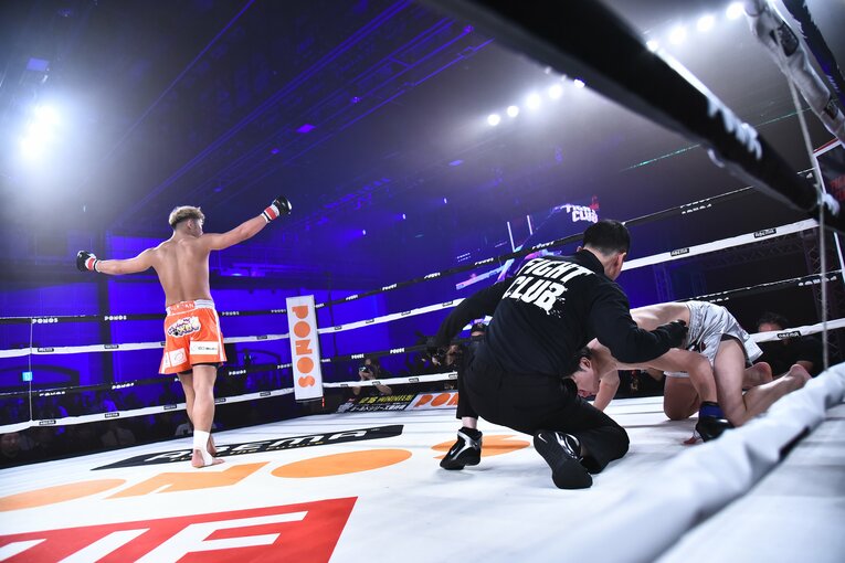 YA-MANはこのダウンで勝利を確信したという　©RISE CREATION