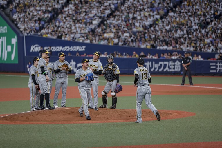 桐敷から岩崎にスイッチした瞬間　©Kiichi Matsumoto