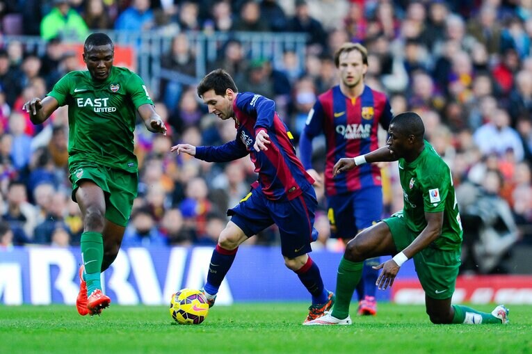 レバンテ時代、メッシとのマッチアップ（2015年）©︎Getty Images