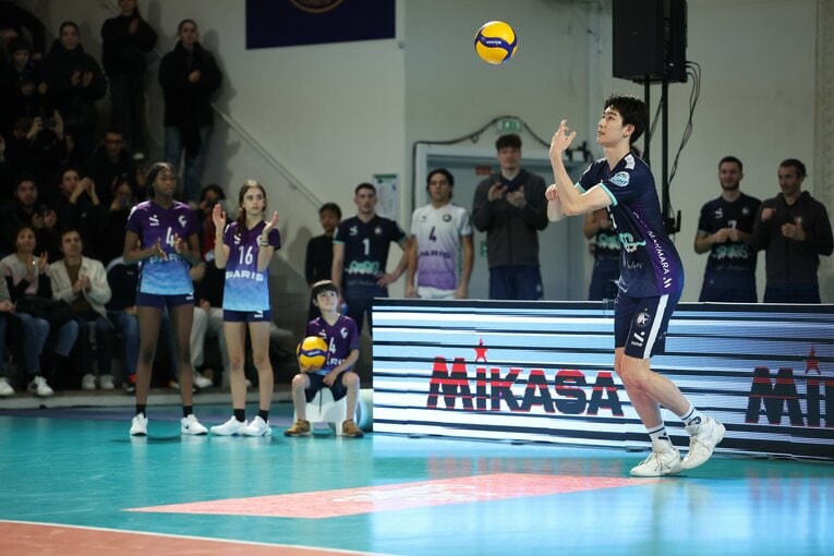 フランスでも光る甲斐優斗のサーブ。昨秋の五輪予選でもリリーフサーバーとして起用された　©︎Takahisa Hirano