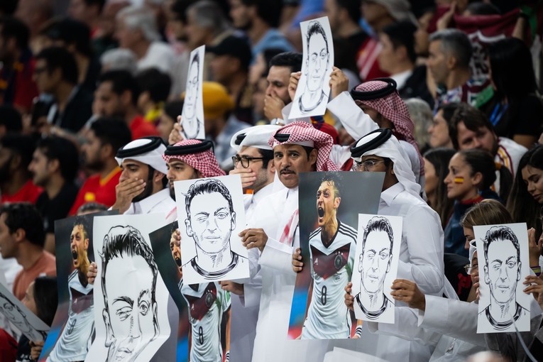 エジルの肖像画を掲げる人たち　©Kazuo Fukuchi/JMPA