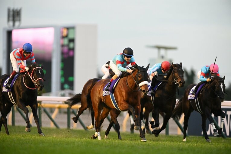 2020年ジャパンカップのアーモンドアイ　コントレイル（青帽）、デアリングタクト（赤帽）との3強対決を制した　(C)Keiji Ishikawa