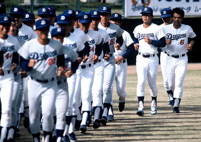 1989年、“落合造反事件”直後の中日の春季キャンプで。後列6番が落合　©BUNGEISHUNJU
