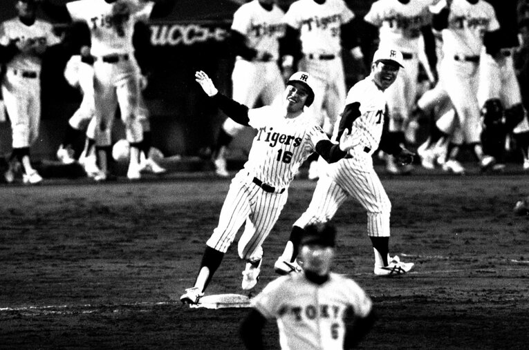1985年の阪神対巨人戦で、阪神クリーンナップによる「伝説のバックスクリーン3連発」の3本目を放った岡田彰布 ／ photograph by SANKEI SHIMBUN