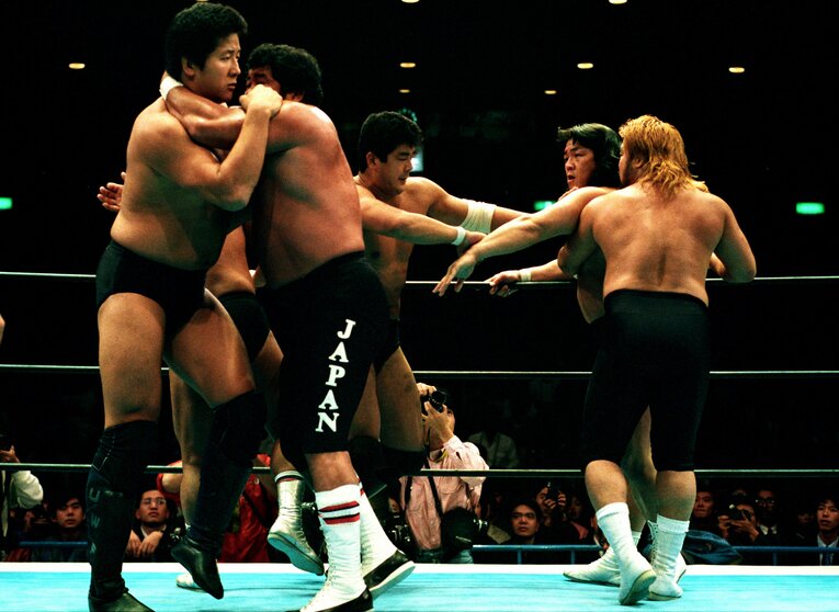 11月19日、新世代軍同士の6人タッグは“ケンカマッチ”に　©Essei Hara