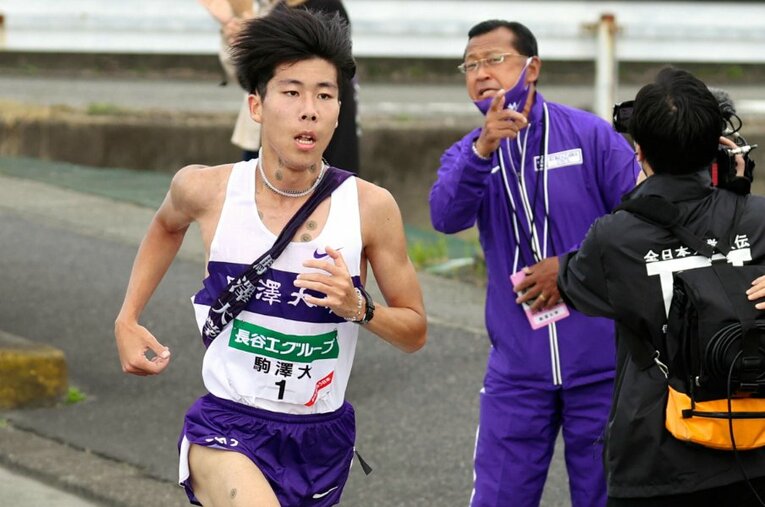 全日本大学駅伝の7区を走る駒澤大主将・田澤廉に激を飛ばす大八木監督 ／ photograph by JIJI PRESS