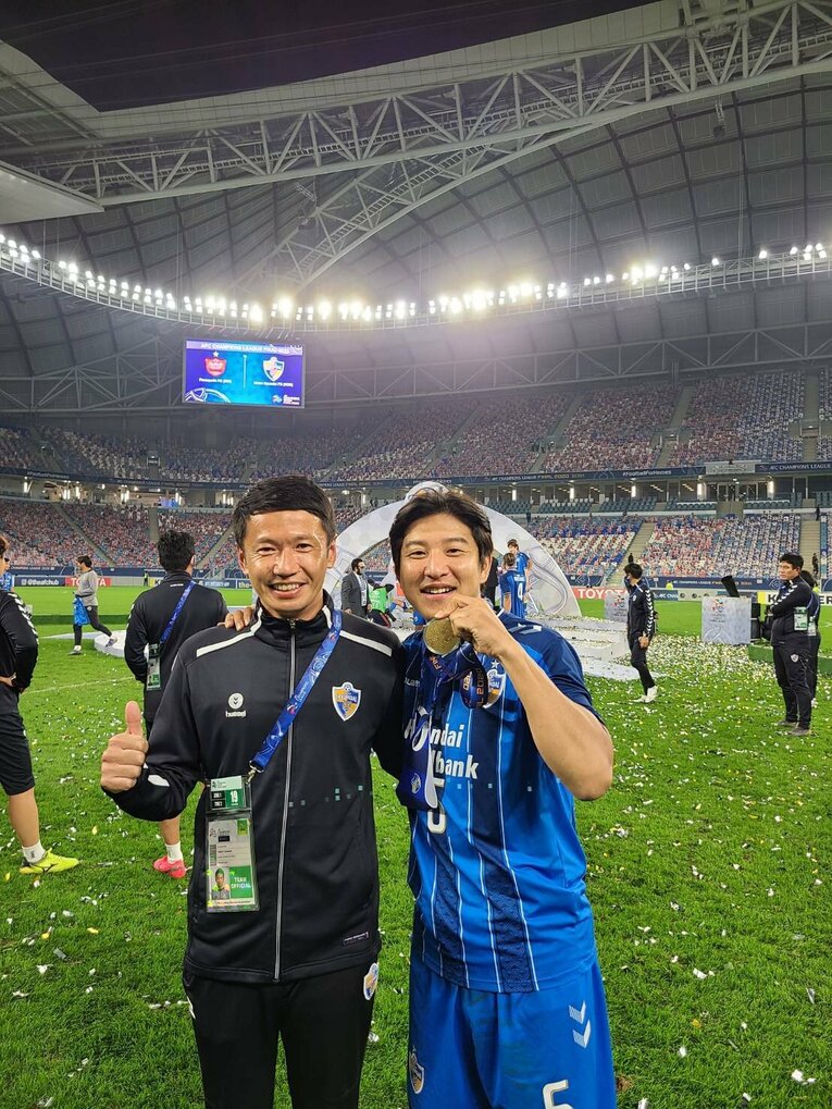 蔚山現代FC時代、パク・チュホとの記念写真（2020年／本人提供）