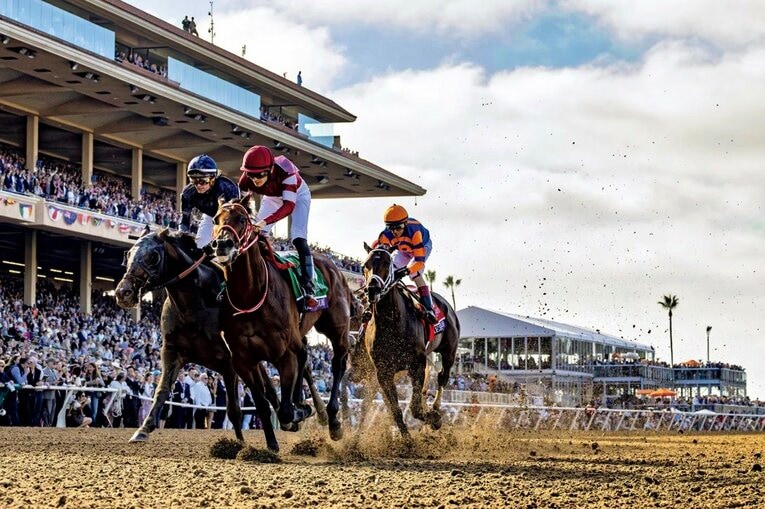 直線で追い込んできたシエラレオーネ（左端）の追撃をかわす。右端がフィアースネス　©Photostud