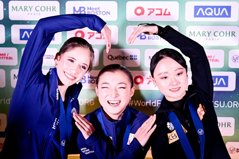 銀メダルのイザボー・レヴィト（左）、銅メダルのキム・チェヨン（右）とともに笑顔の坂本　©︎AFLO