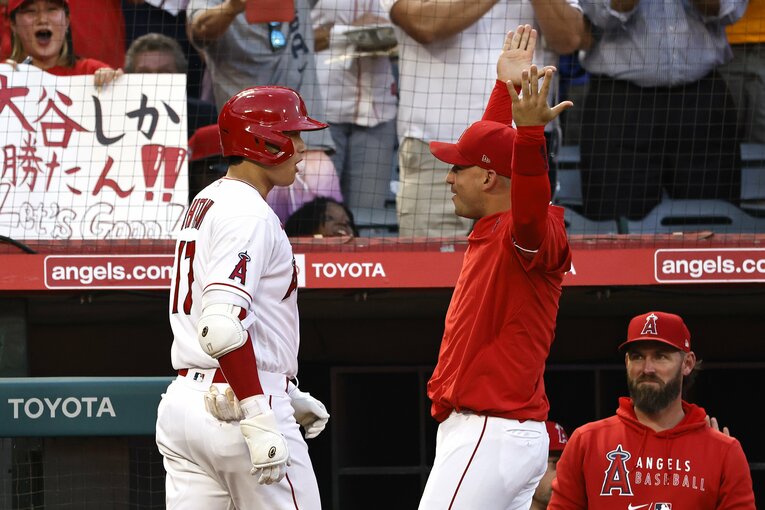 大谷を笑顔で出迎えるホセ・イグレシアス　©Getty Images