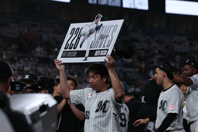記録達成にマリーンズファンから大きな拍手を受けた益田　©︎Chiba Lotte Marines
