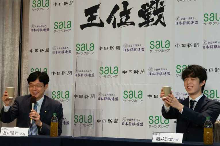 笑顔の谷川浩司と藤井聡太／王位戦前夜祭 ／ photograph by 日本将棋連盟