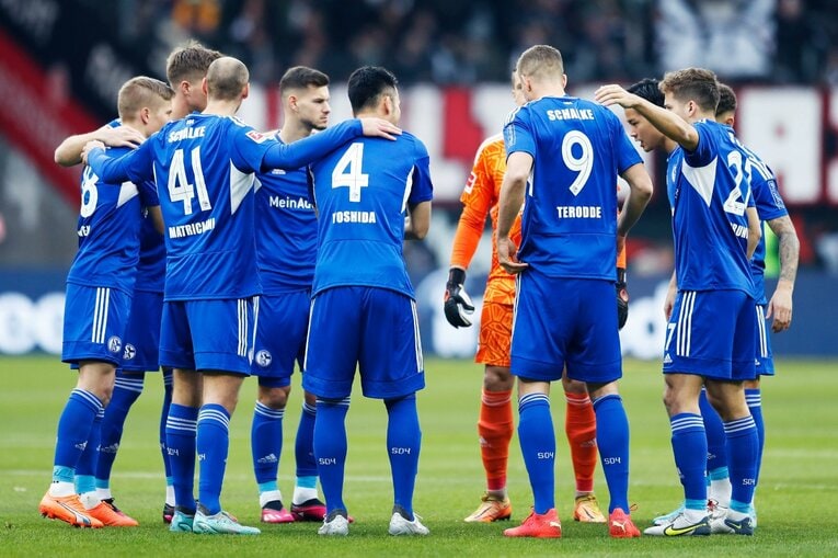 「1年前はJ2→ドイツ5部」上月壮一郎22歳の堂々1部デビュー…長谷部誠と握手、鎌田大地vs吉田麻也のW杯組対決も〈現地撮影〉(13)