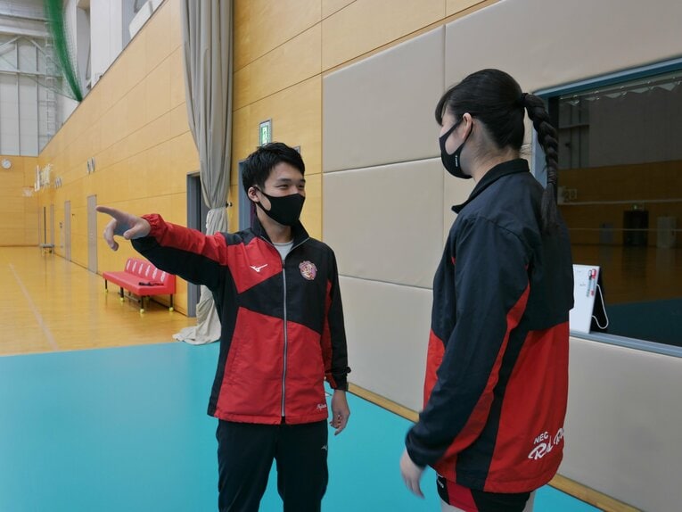 あ選手とコミュニケーションを図る藤原アナリスト。今季に懸ける思いを語った　©︎NEC RED ROCKETS