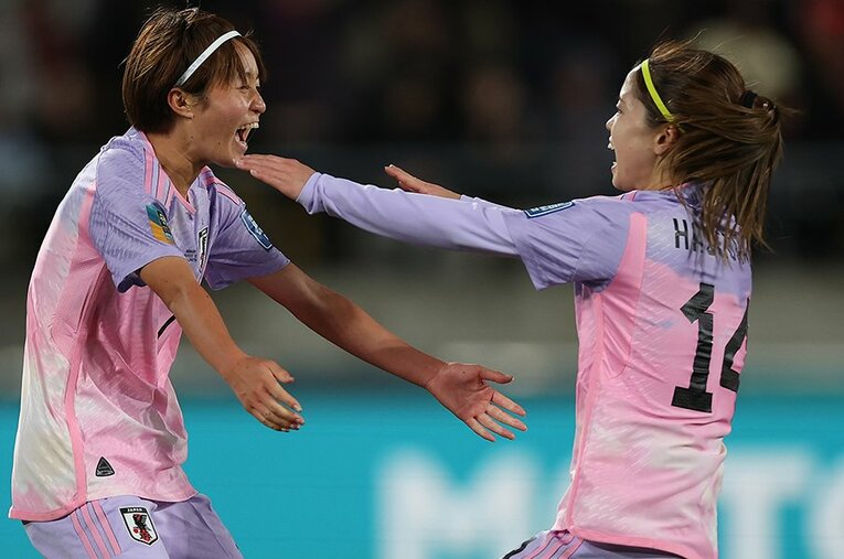 ノルウェー戦、喜びを分かち合う宮澤ひなたと長谷川唯　©Katelyn Mulcahy - FIFA/Getty Images