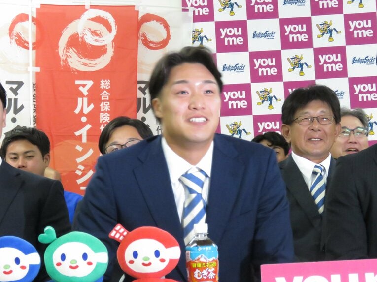 ほっとした表情の石井　右後ろは岡本監督　©Kou Hiroo