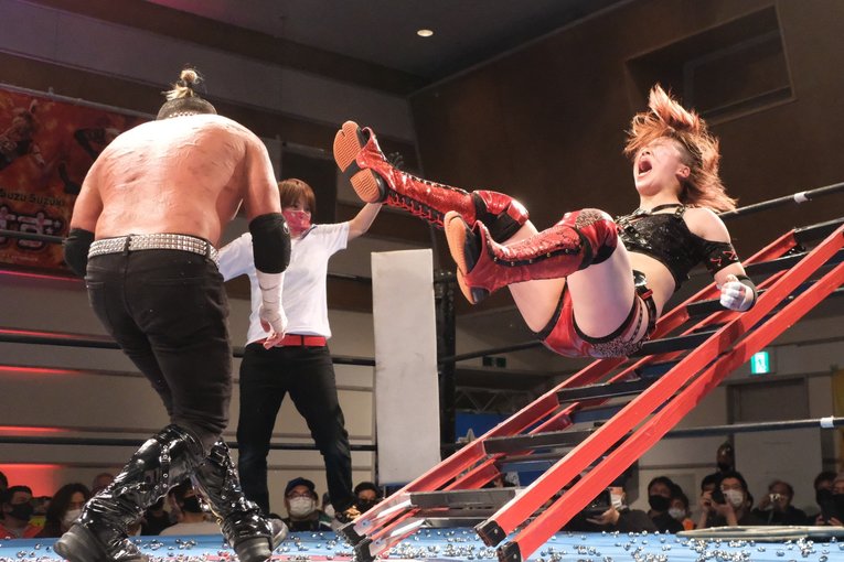 「いつか、傷だらけの背中でウェディングドレスを」 18歳の女子レスラー・鈴季すずが大流血を「嬉しい」と語る理由(68)