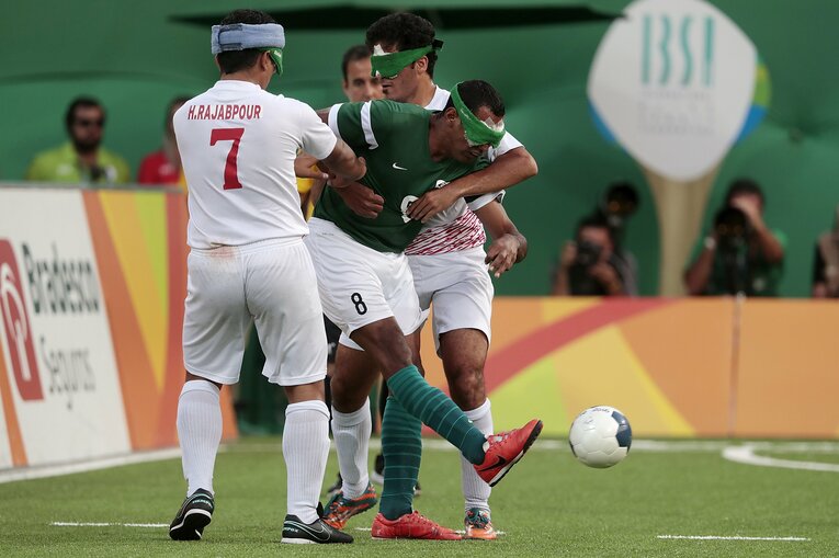 視野がないはずなのにボールを浮かせてパスを通す。ブラジルのスキルには驚愕するばかりだ　©Getty Images