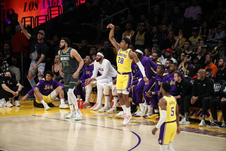 ティンバーウルブズとのプレイインゲームで3ポイントを決める八村　©︎AFLO