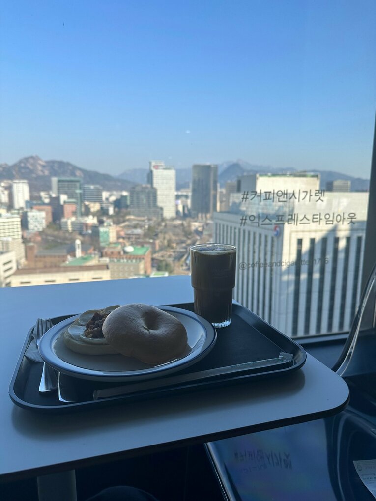 ホテル付近の眺めの良いカフェにて腹ごしらえ