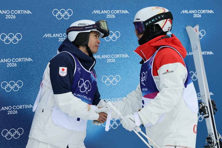 銀を獲得したレジェンド・キングズベリーと称え合う堀島　©Kaoru Watanabe/JMPA