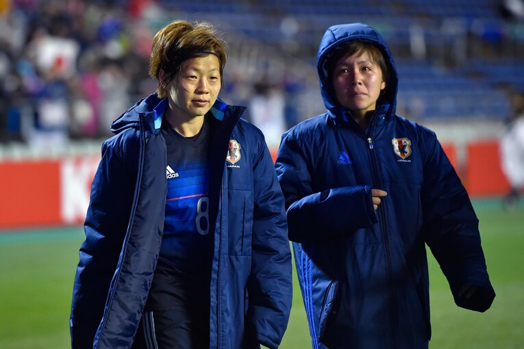 リオ五輪の出場権を逃し、涙を流す岩渕真奈（左は当時キャプテンの宮間あや）　©︎Getty Images